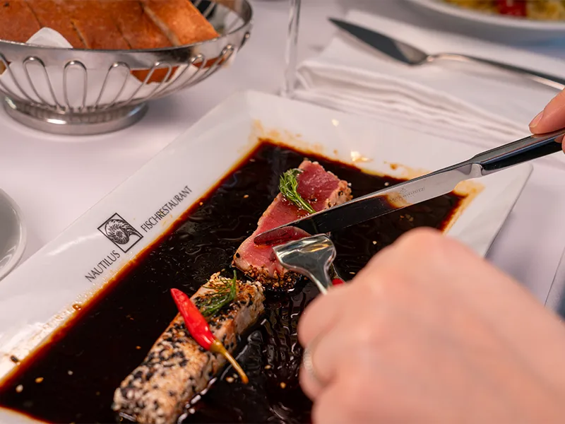 Tuna tataki with sesame and chili