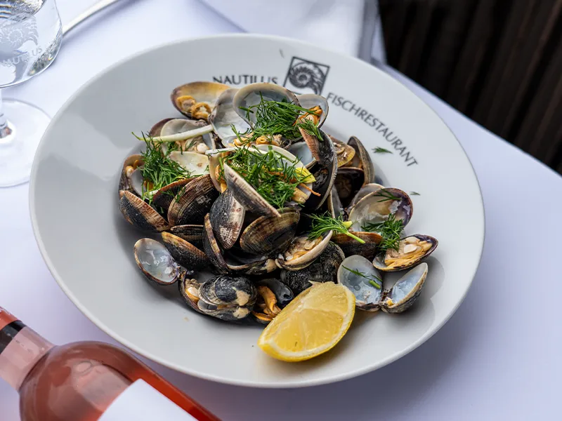 Vongole clams with dill and lemon